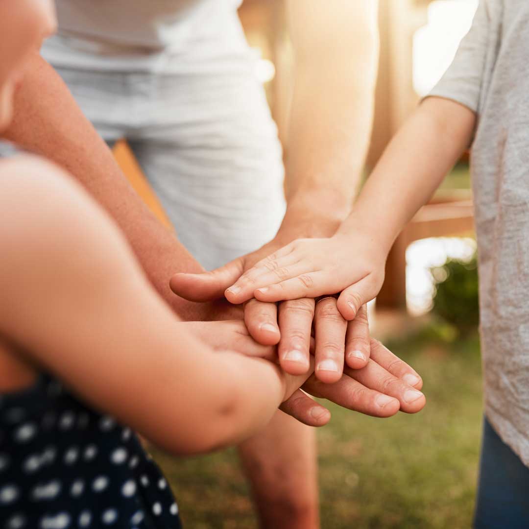 Familie - Kind an der Hand von Eltern