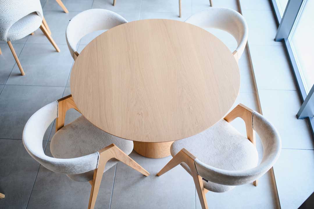 Tisch mit St&uuml;hlen